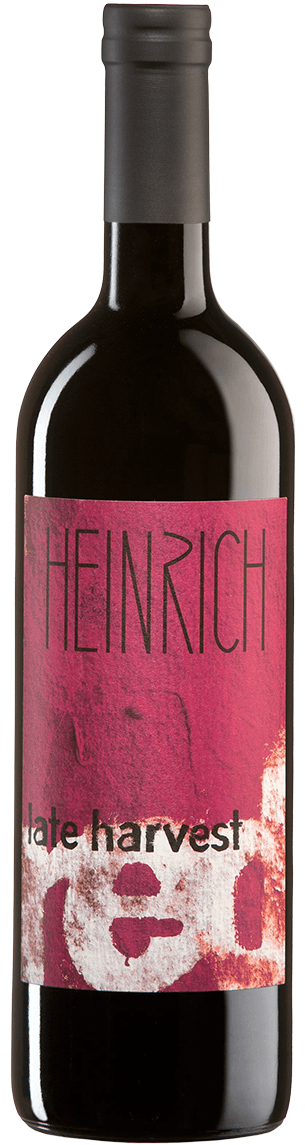 Eine Weinflasche mit dem Etikett "Heinrich" und einem erdigen, strukturierten Design vor weißem Hintergrund.