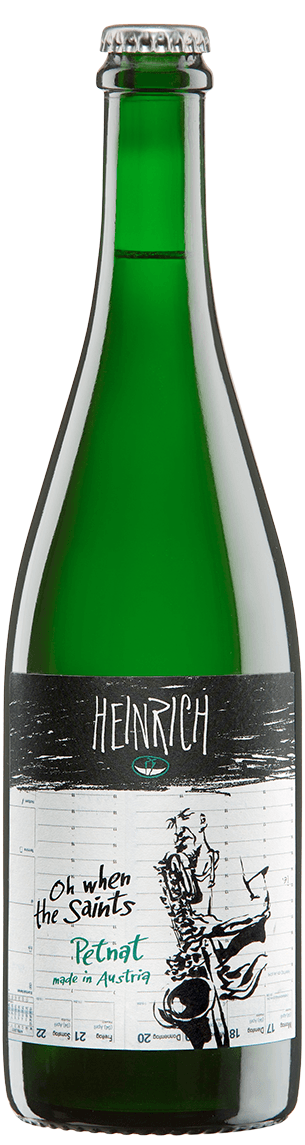 Eine Weinflasche mit dem Etikett "Heinrich" und einem erdigen, strukturierten Design vor weißem Hintergrund.